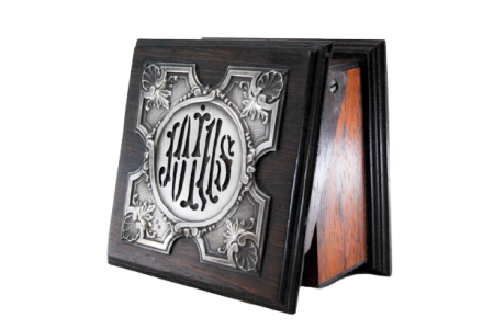 Guarda Joias em madeira com aplicações em prata e dizeres " joias" interior aveludado em rosa.